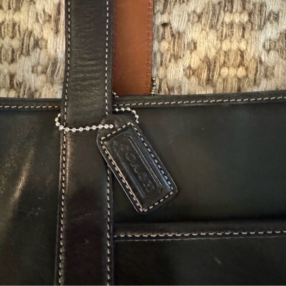 Coach leather tote bag size 18 width x 12 height. Excellent condition - Picture 4 of 10